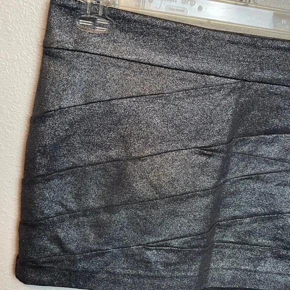 EXPRESS silver metallic bandage mini skirt. Zipper on side.
Size 4 - Picture 2 of 9